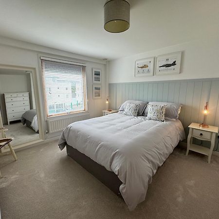 Marina Sea View Apt - Second Floor With Lift, Modern Holyhead Zewnętrze zdjęcie