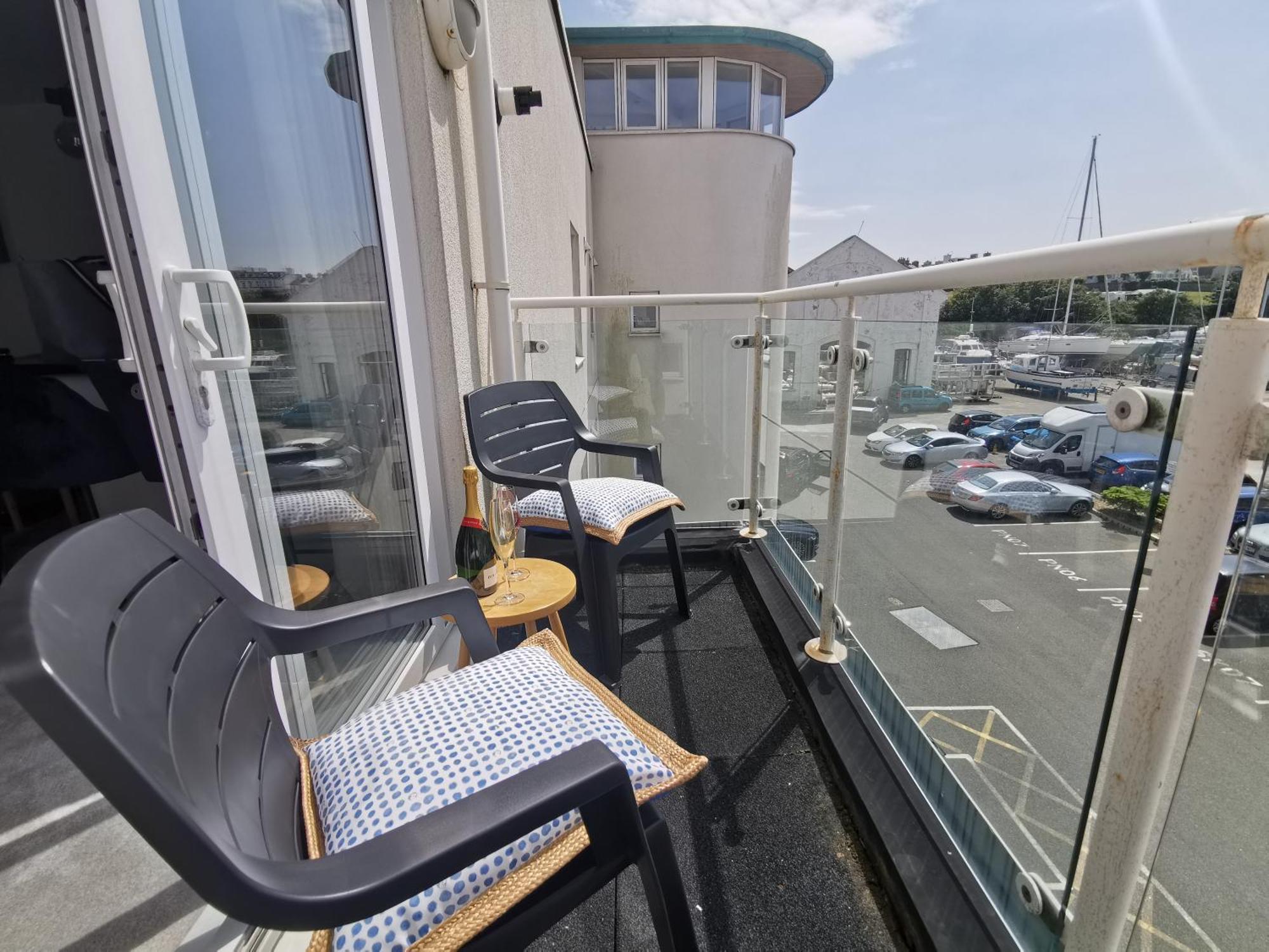 Marina Sea View Apt - Second Floor With Lift, Modern Holyhead Zewnętrze zdjęcie