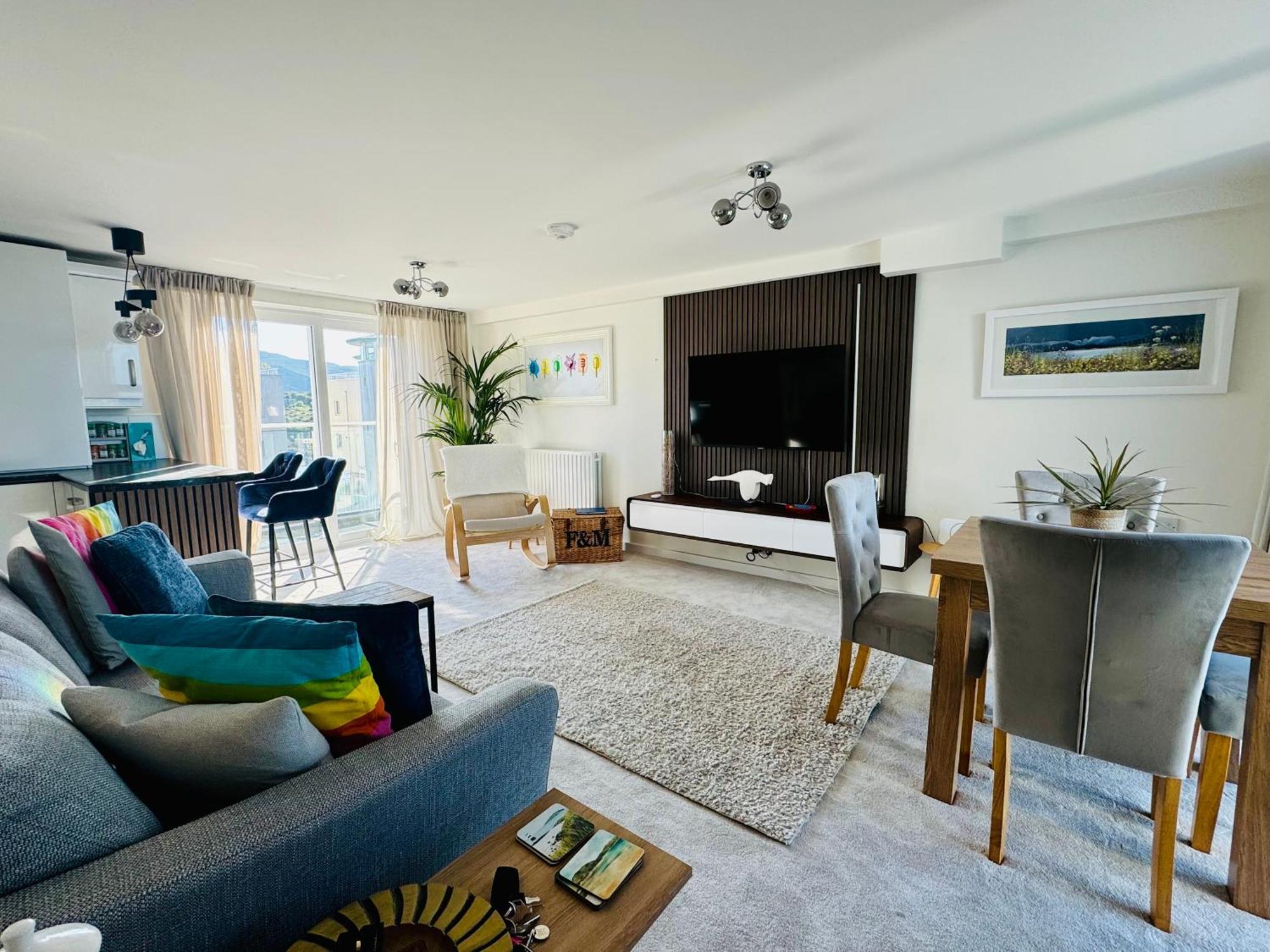 Marina Sea View Apt - Second Floor With Lift, Modern Holyhead Zewnętrze zdjęcie