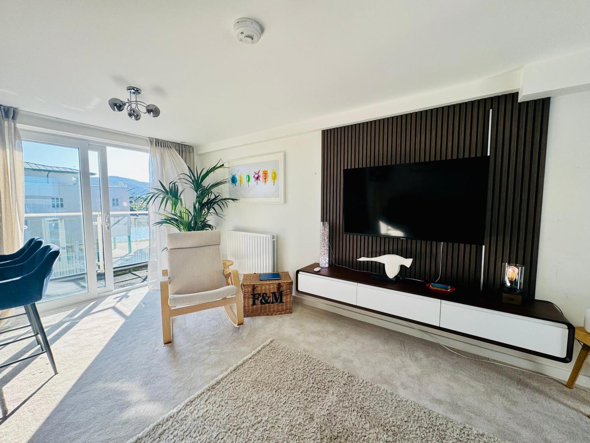 Marina Sea View Apt - Second Floor With Lift, Modern Holyhead Zewnętrze zdjęcie