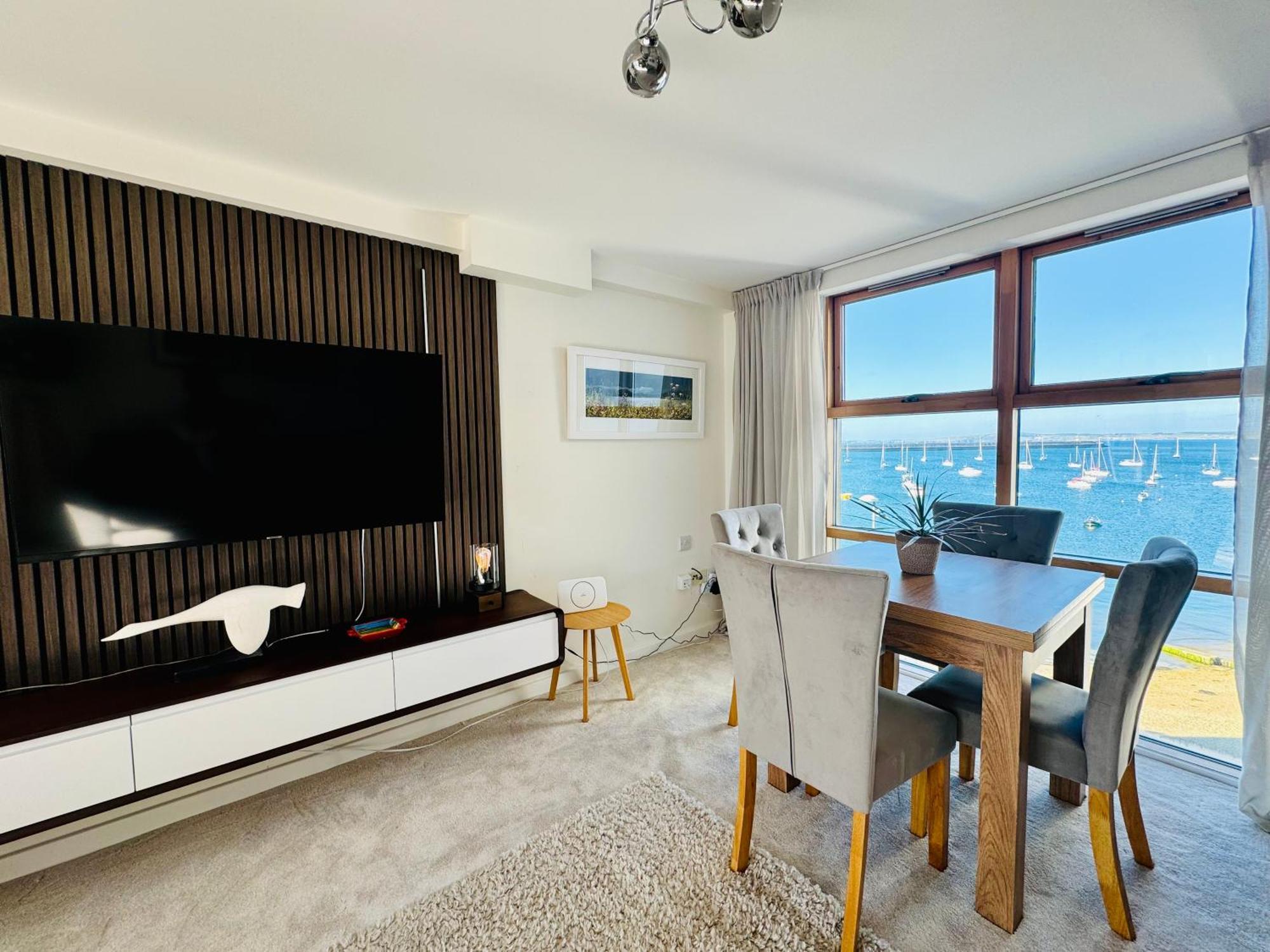 Marina Sea View Apt - Second Floor With Lift, Modern Holyhead Zewnętrze zdjęcie