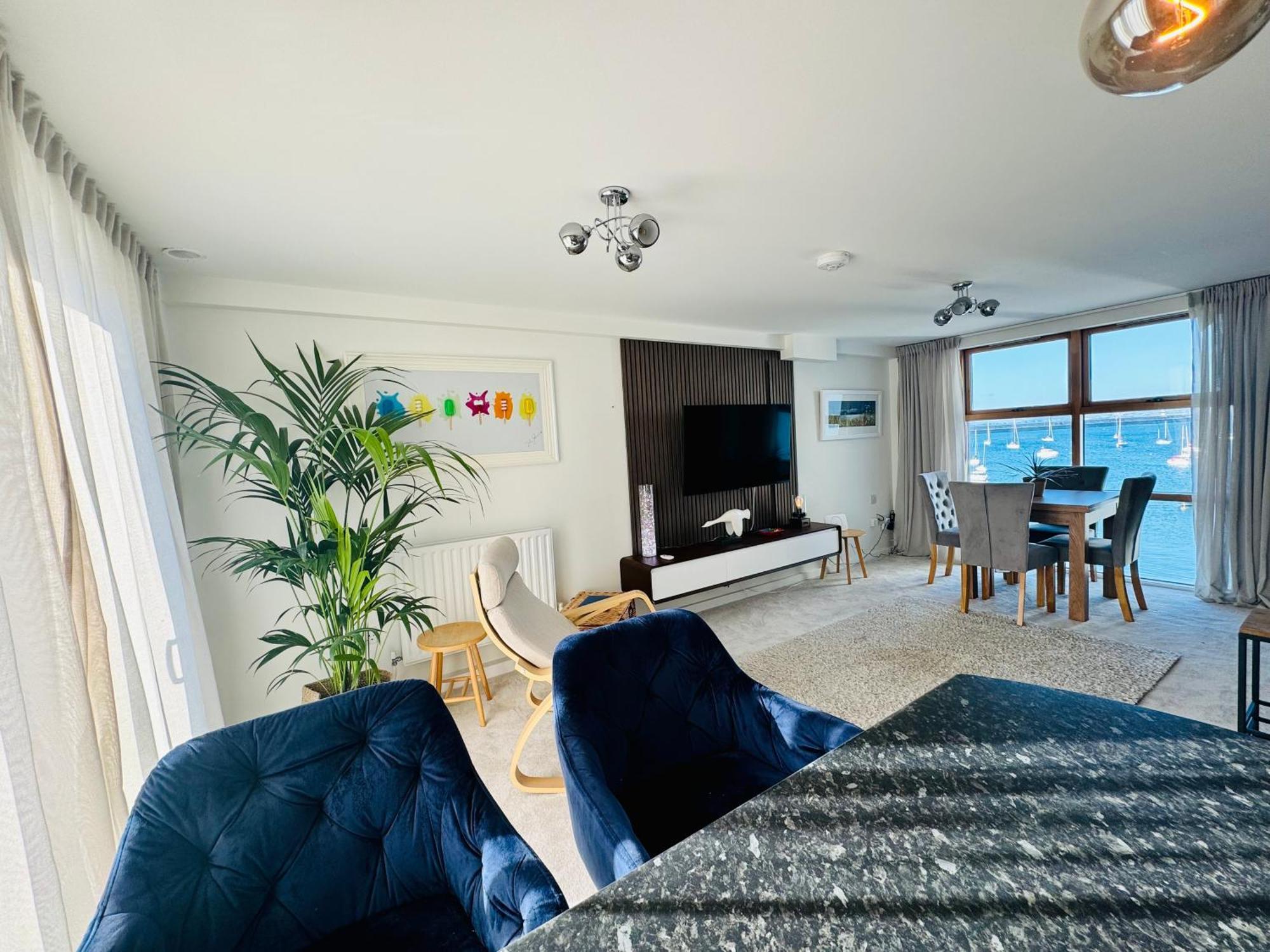 Marina Sea View Apt - Second Floor With Lift, Modern Holyhead Zewnętrze zdjęcie